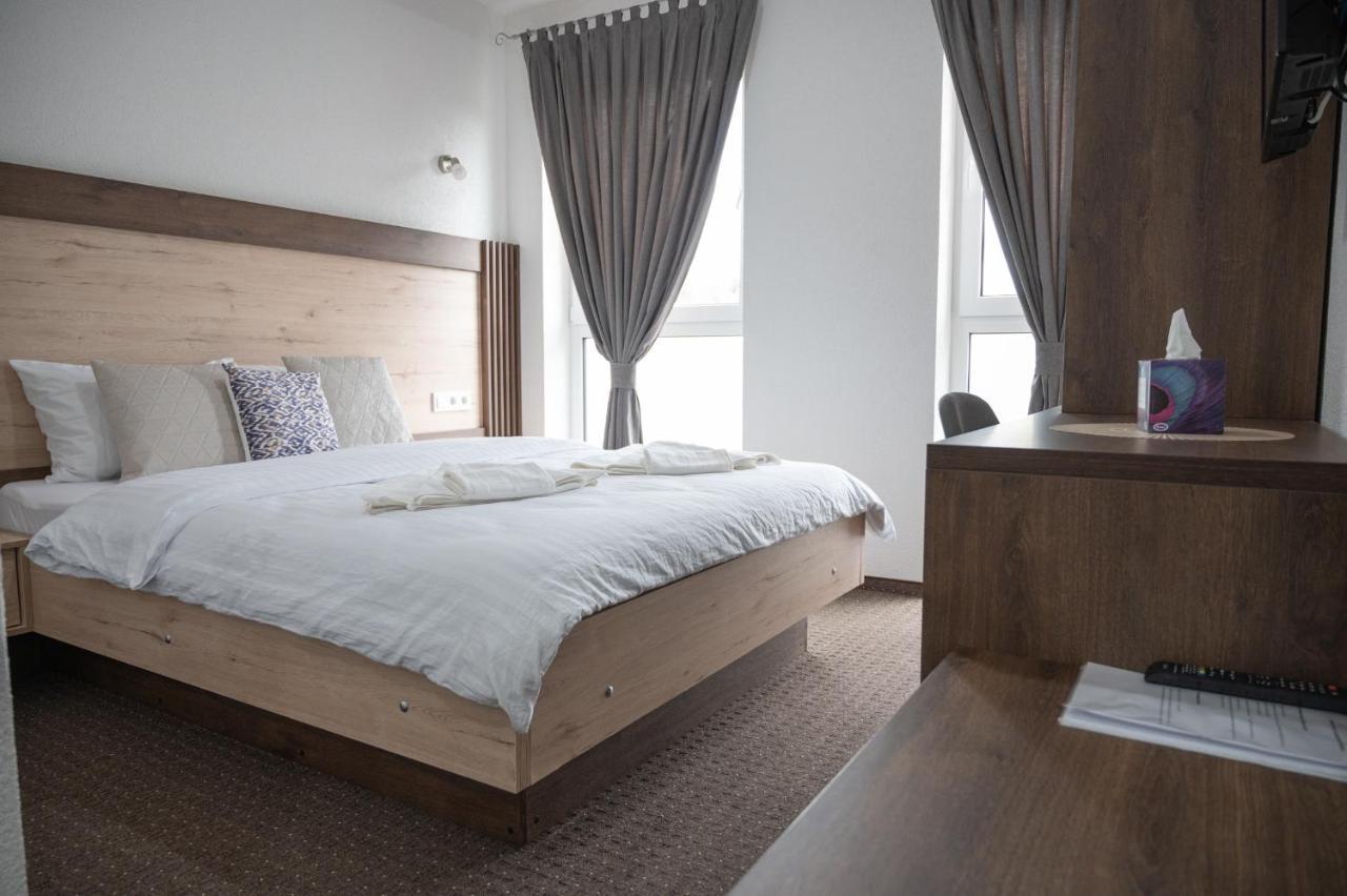 Hotel Pilot Cazin Luaran gambar