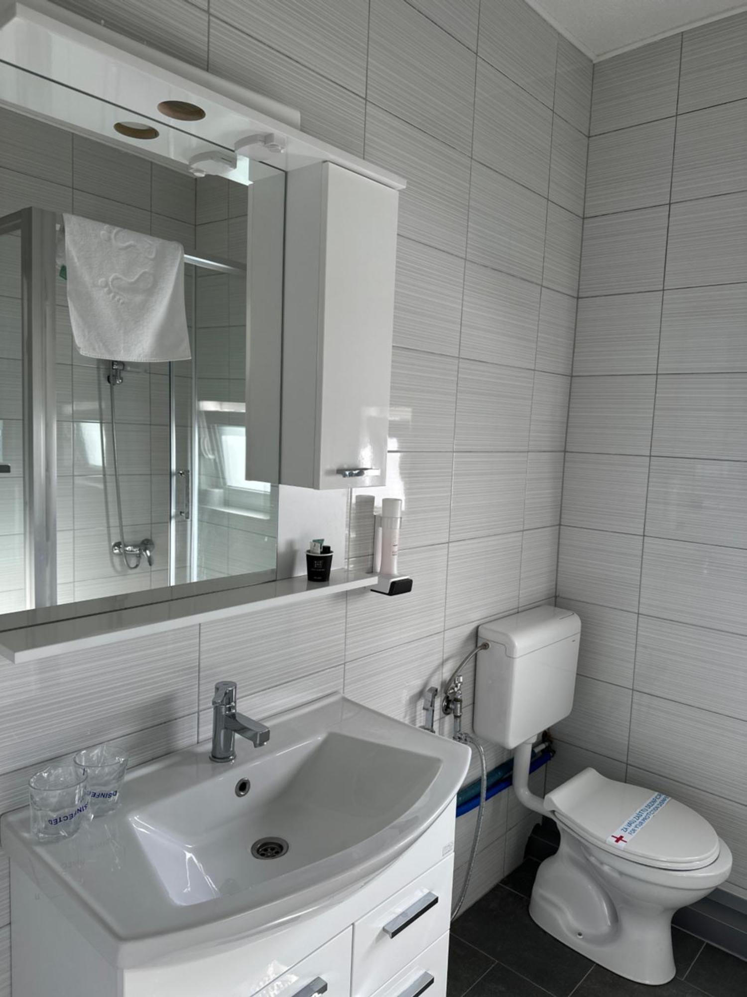 Hotel Pilot Cazin Luaran gambar