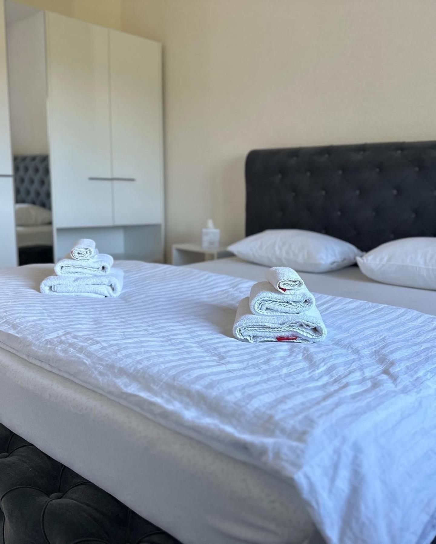 Hotel Pilot Cazin Luaran gambar