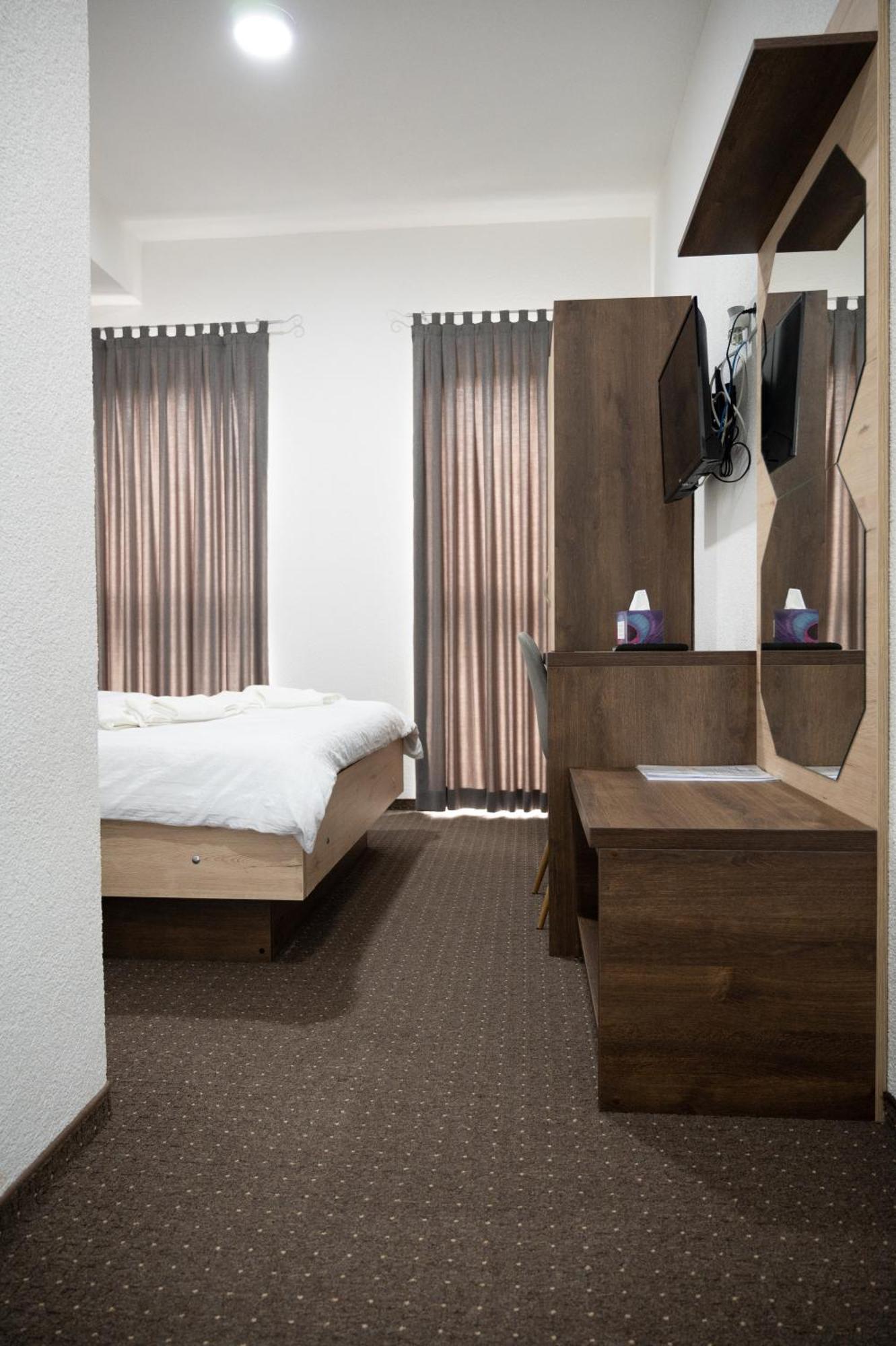 Hotel Pilot Cazin Luaran gambar