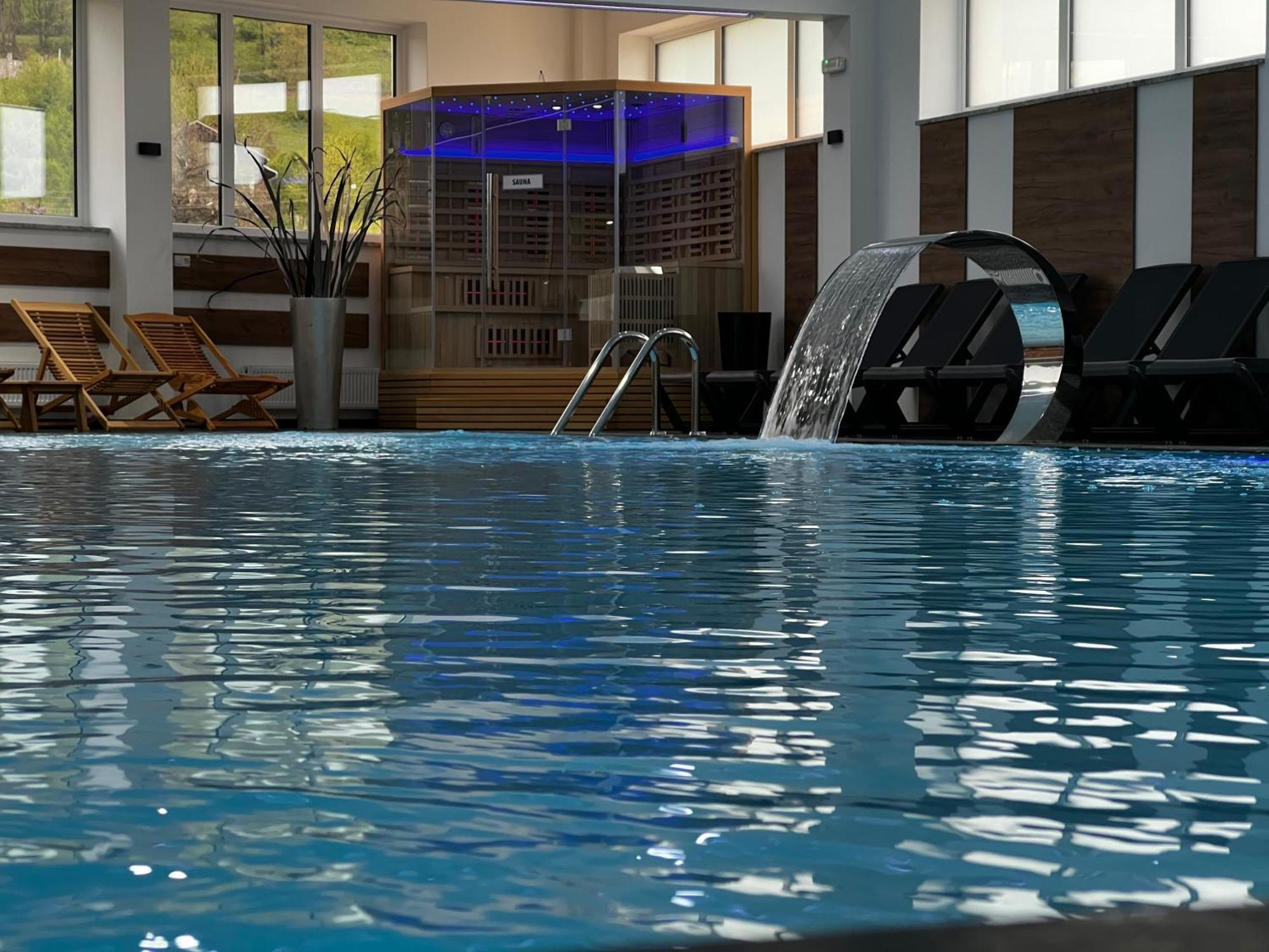 Hotel Pilot Cazin Luaran gambar